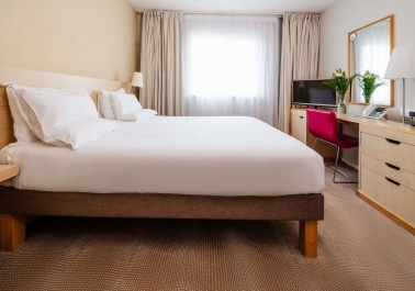 A Warm Welcome: Accessible Accommodations at Novotel Milton Keynes Image